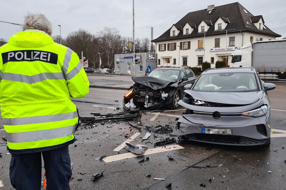 Heftiger Kreuzungs-Crash in Zwickau: Mehrere Verletzte, 80.000 Euro Schaden