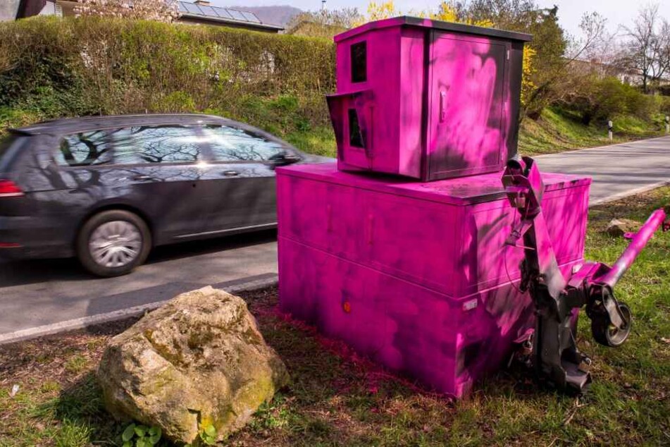 Knallpink steht der Blitzer in Jena.