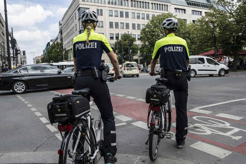Zwei Beamte der Berliner Fahrradstaffel auf Patrouille.