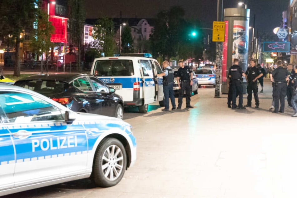 Zahlreiche Polizisten suchten die Umgebung ab.