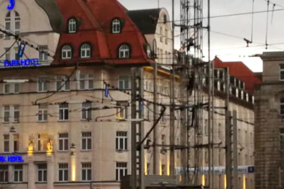 Der Mann kletterte mehrere Meter an dem LVB-Turm hoch.