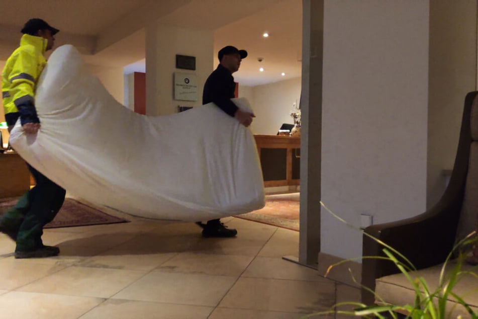 Bei der Aktion im Luxus-Hotel räumte er letztlich sogar ein Hotelzimmer aus.