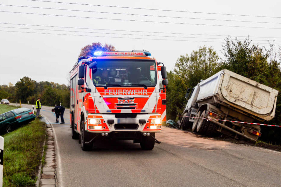 Einsatzkräfte untersuchen die Unglücksstelle.