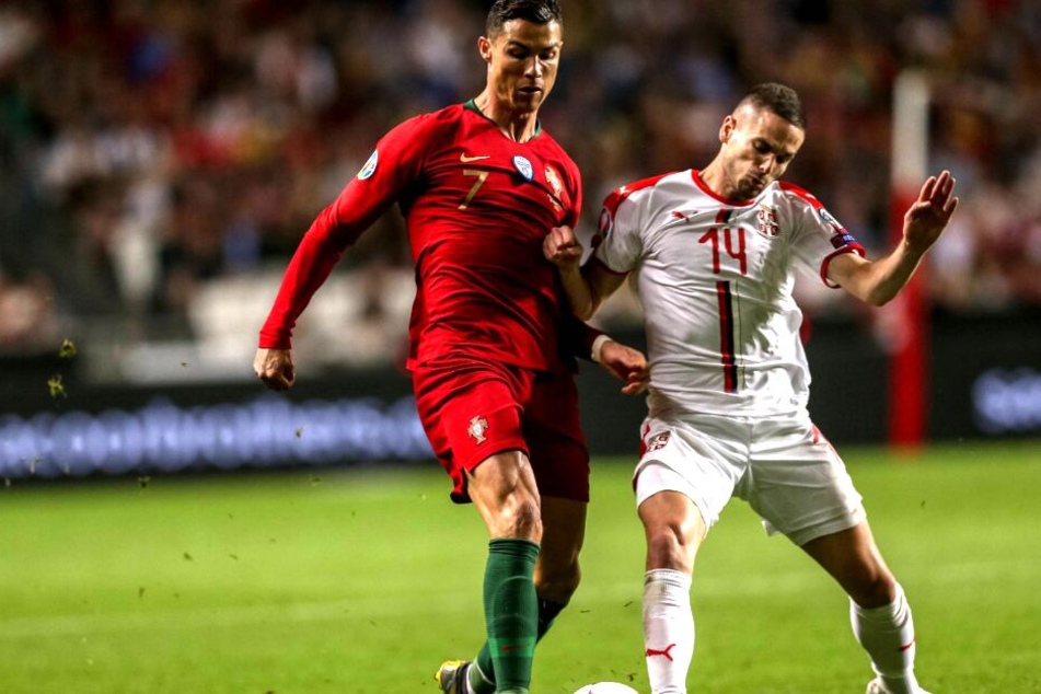 Nach einem Laufduell mit Cristiano Ronaldo (li.) ging es für Mijat Gacinovic nicht mehr weiter.