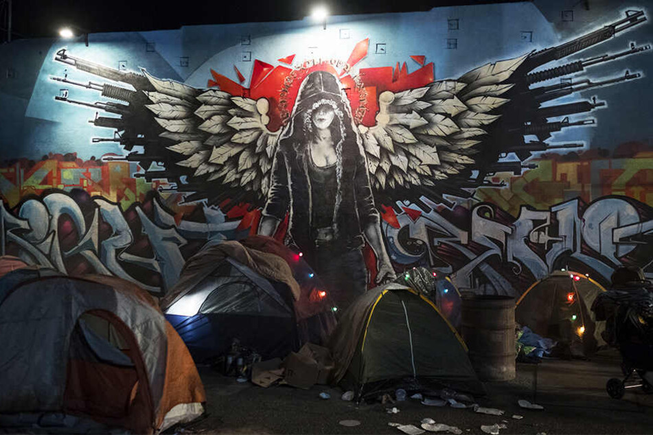 Die Obdachlosen leben unter Rileys Schutz sicherer als je zuvor und widmen ihr deshalb ein Graffiti-Kunstwerk.