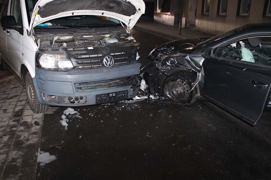 Einer betrunken, der andere bekifft: Autofahrer bauen Unfall mit hohem Sachschaden
