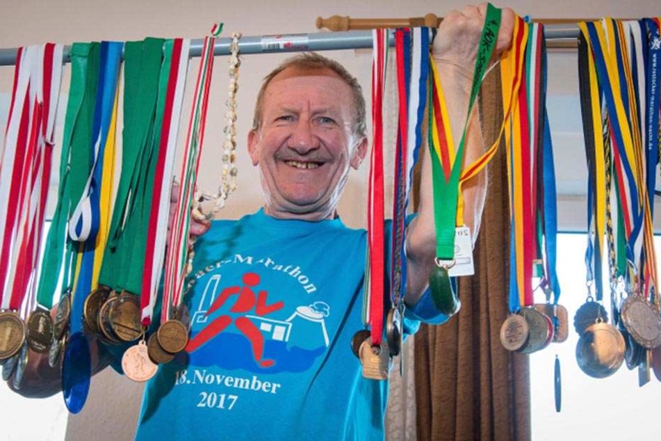 Die Medaillensammlung des Seniors kann sich sehen lassen - lauter schöne Erinnerungen.