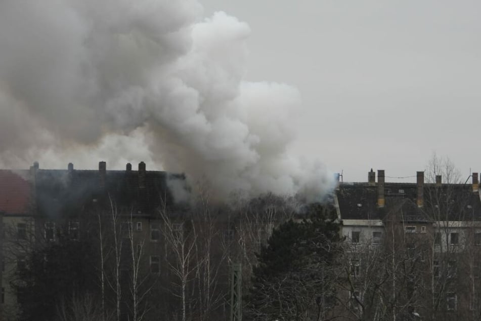 Mehrere Anrufer sollen den Brand bei der Rettungsleitstelle gemeldet haben.