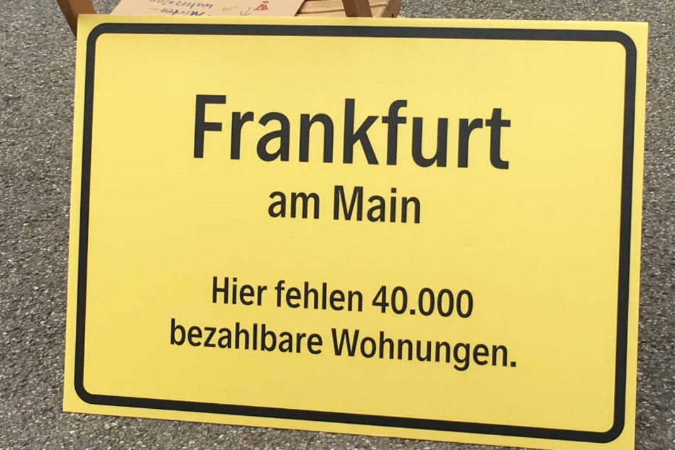 Das Foto zeigt eines der Plakate der Demonstranten auf der Frankfurter Hauptwache.