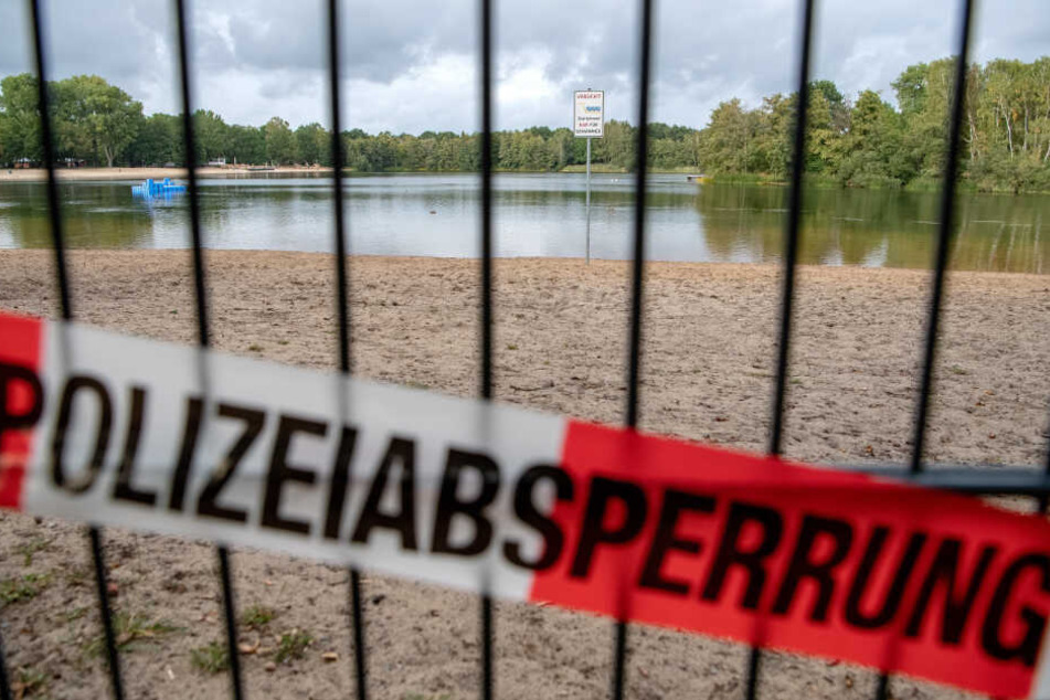 Ein Flatterband wurde von der Polizei vor einem See aufgespannt. (Symbolbild)
