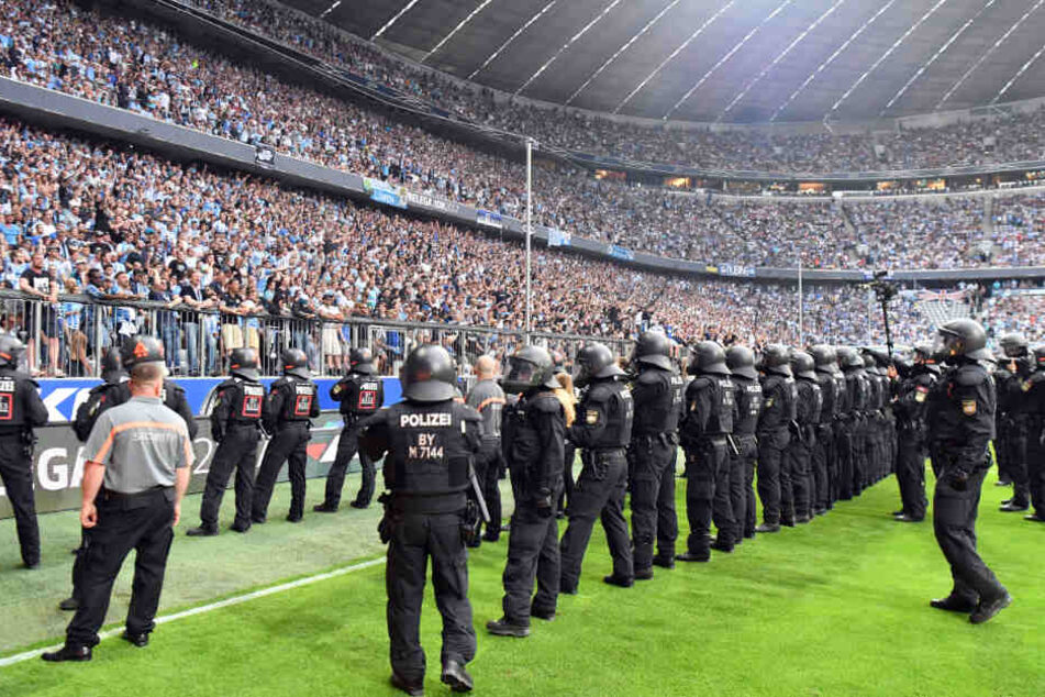 Das Unterstützungskommando kommt unter anderem bei Fußball-Spielen zum Einsatz. (Symbolbild)
