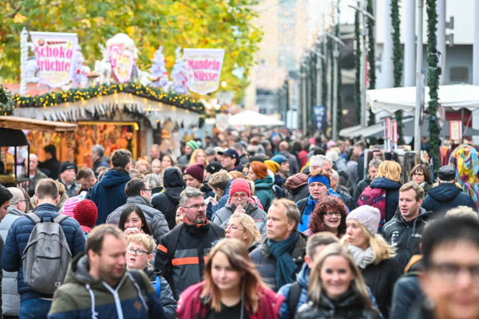 Menschen-Massen Samstag auf der Prager Straße. Alle wollen Weihnachtseinkäufe machen und bummeln.