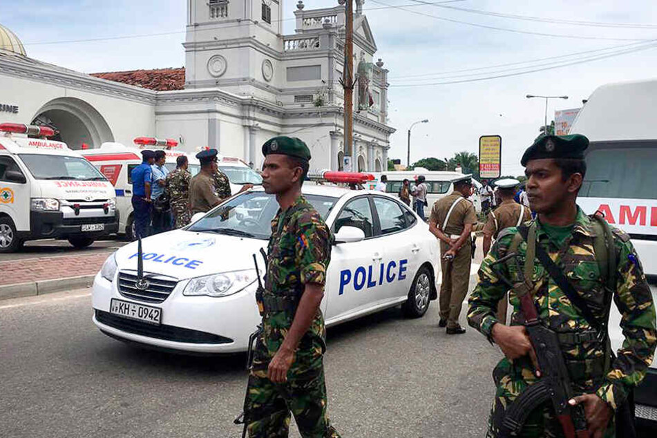 Soldaten der sri-lankischen Armee sichern das Gebiet um den St. Antonius-Schrein nach einer Explosion in Colombo.
