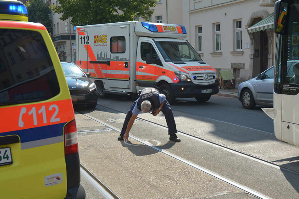Ein Polizeibeamter markiert Spuren des Zusammenstoßes auf der Gorkistraße.