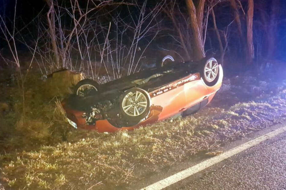Der BMW 1er liegt auf dem Dach im Straßengraben.