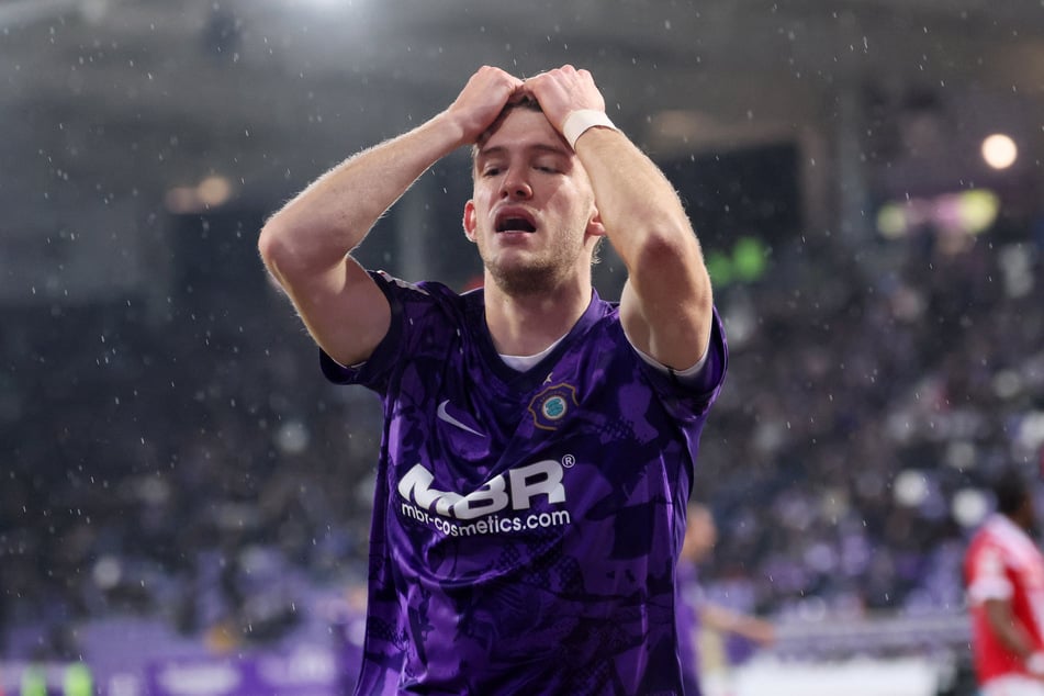 Große Enttäuschung bei Aue-Spieler Pascal Fallmann.