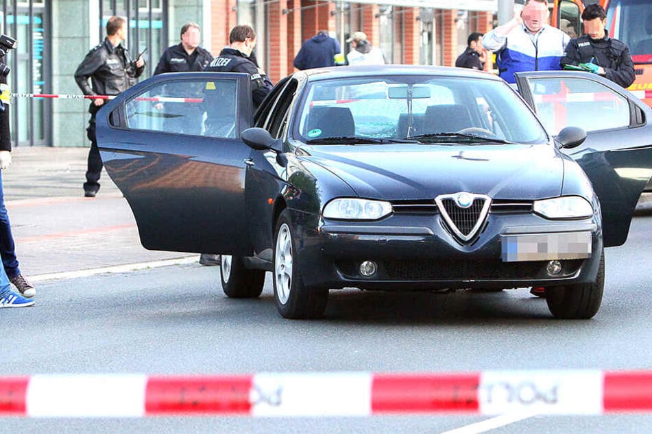 In Niedersachsen ist ein Auto in eine Menschengruppe gerast. Bislang gebe es keine Hinweise auf einen Anschlag.