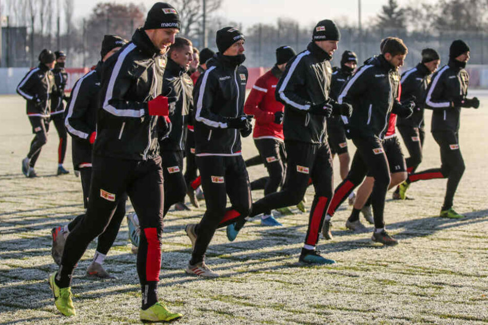 Die Teamkollegen von Sebastian Polter (l) laufen sich warm.