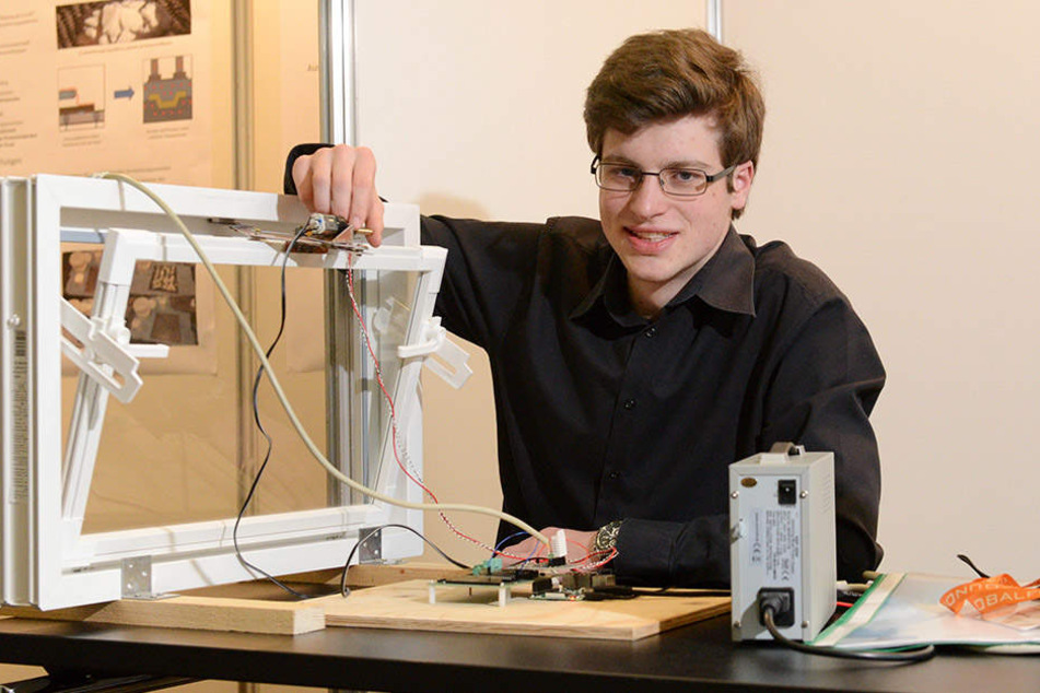 Soll bald käuflich sein: Das intelligente Kellerfenster von Konstantin
Langfritz (17) war dem Wirtschaftsministerium gestern einen Sonderpreis
wert.