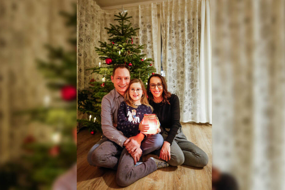 Eine glückliche Familie, die schon einiges hinter sich hat: Carlos Reuthe (40), Tochter Anna-Lena (9) und Gattin Kathleen (36) genießen daheim den kuscheligen Advent.