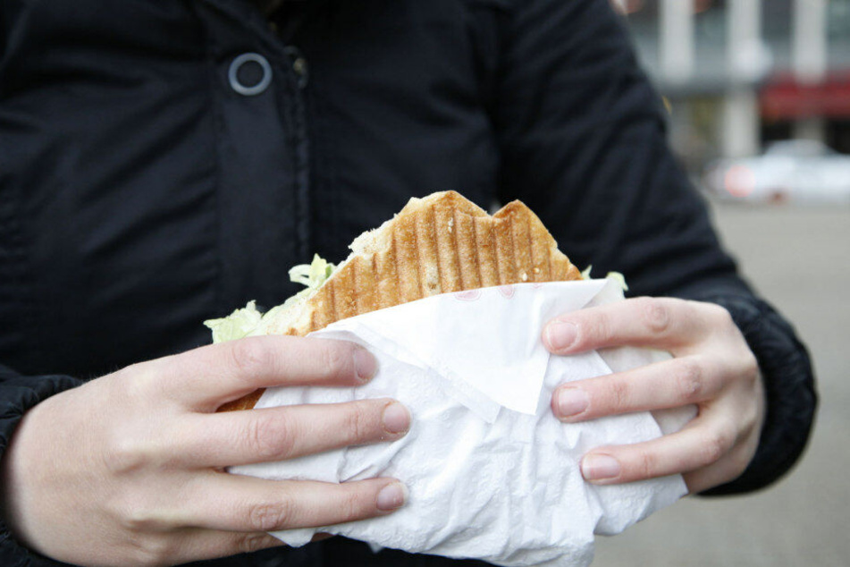 Eine Frau isst einen Döner (Symbolbild)