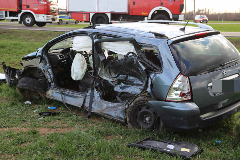 Neide Autofahrer wurden bei dem Unfall eingeklemmt und mussten aus ihrem Fahrzeug befreit werden.