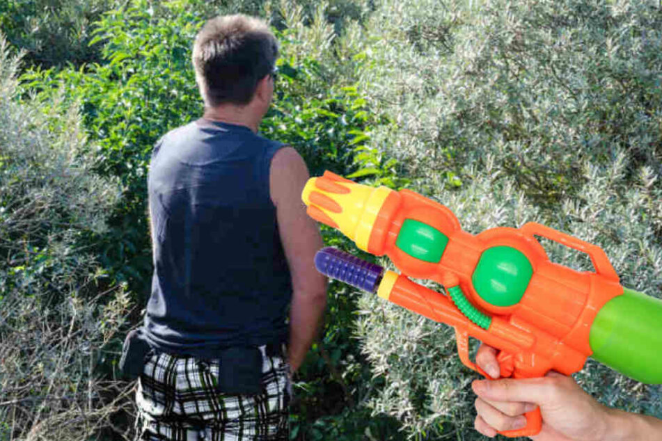 Erst pinkelte der Mann in die Wasserpistole, dann bespritzte er den Teenager. (Bildmontage)