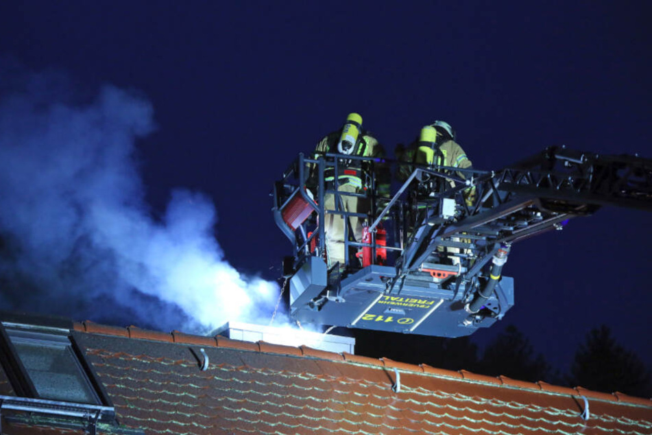 Nicht ganz unproblematischer Einsatz: Schornsteine dürfen nicht mit Wasser gelöscht werden.
