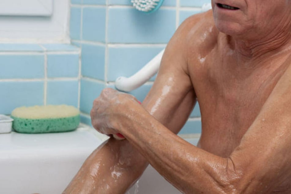 Ein 82-jähriger Mann ist in einem Pflegeheim in Dessau-Roßlau (Sachsen-Anhalt) beim Baden schwer verbrüht worden. (Symbolbild)