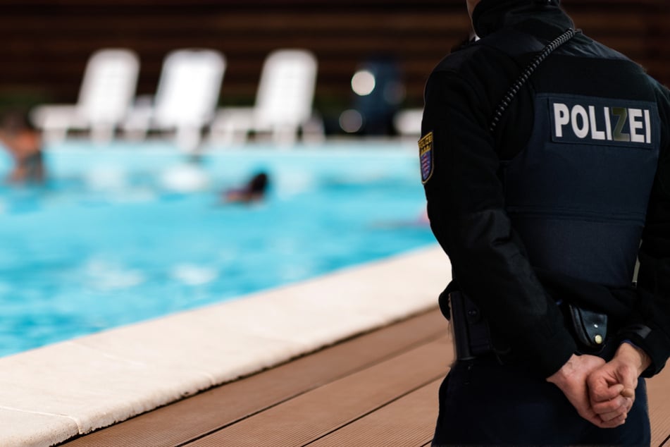 Die Schwimmaufsicht hatte den Täter so lange festgehalten, bis die Polizei eintraf. (Symbolbild)