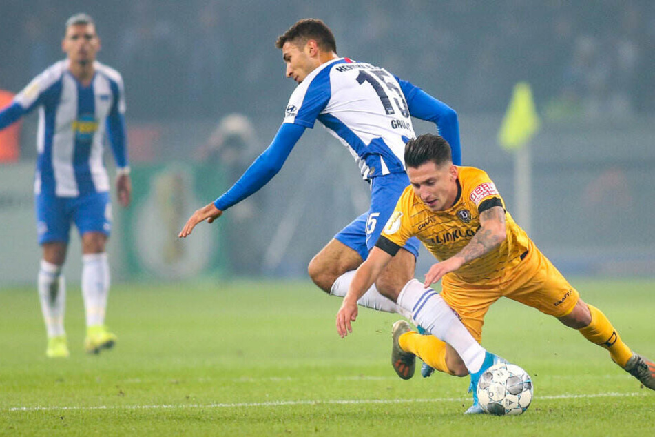 Herthas Marko Grujic (vorne-links) im Zweikampf mit Dynamos Baris Atik.