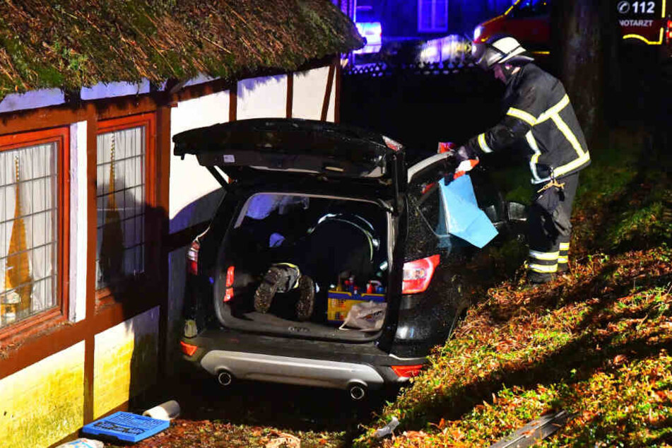 Die Feuerwehr konnte nur durch den Kofferraum an den Fahrer gelangen.