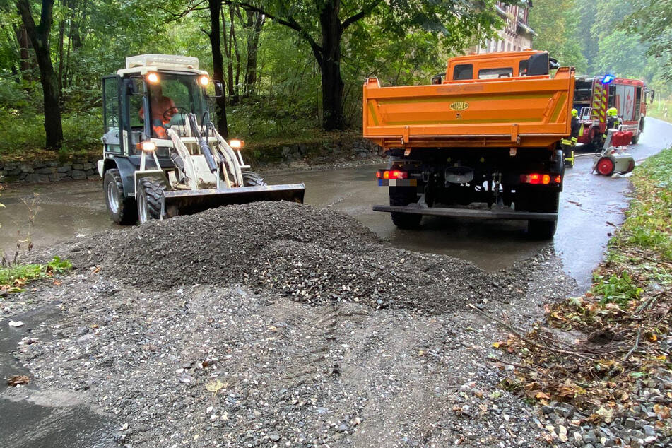 Auch ein Bagger kam zum Einsatz, beseitigte die Unwetterschäden.