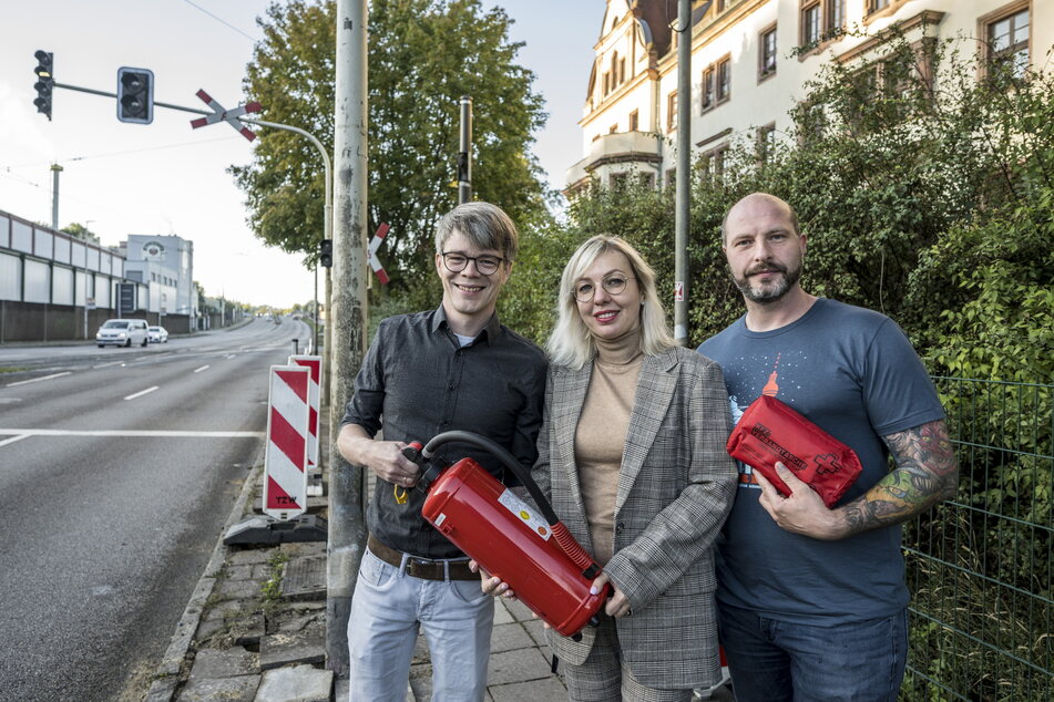 Die drei Lebensretter mit Feuerlöscher und Verbandszeug aus dem "Haus Muldenblick": Martin Findeisen (34), Julia Morland (38) und René Dießner (41).