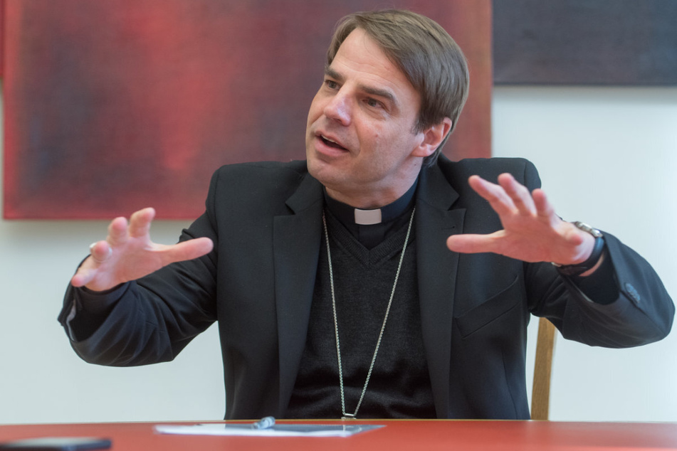 Der Passauer Bischof Stefan Oster (57) findet reichlich nachvollziehbare Argumente, die gegen ein Priesterzölibat sprechen.