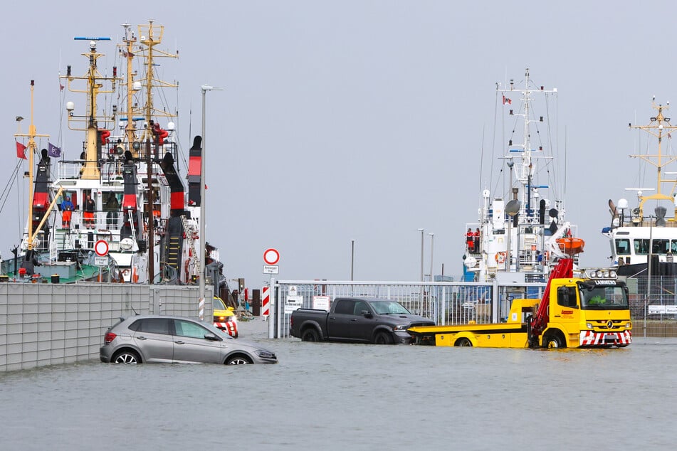 Eine Sturmflut hat am Sonntagvormittag den Hafen von Cuxhaven erreicht.