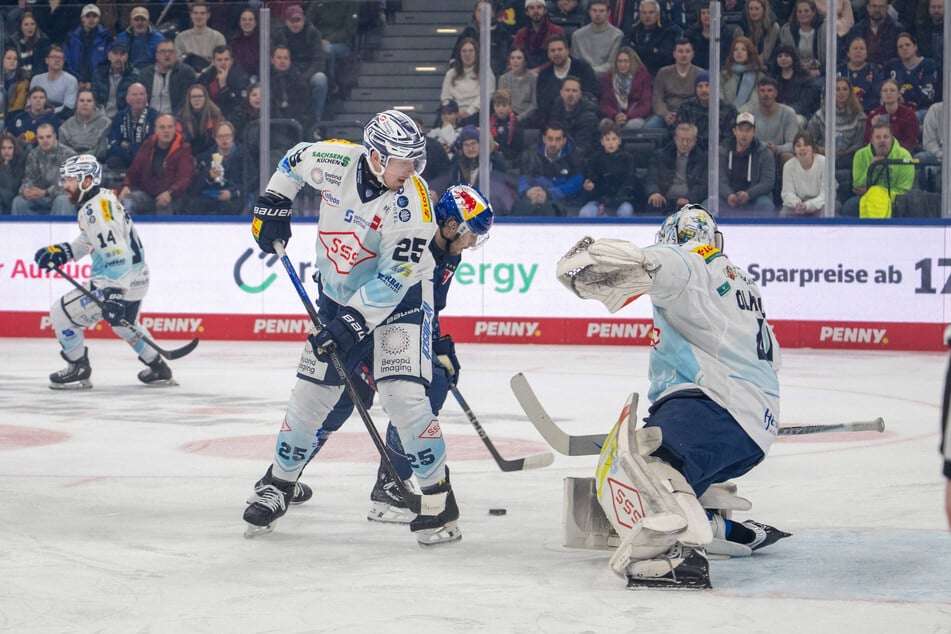 Eislöwe Tariq Hammond (v.l.) sah in seinem Rücken Tobias Rieder beim Einnetzen zu.