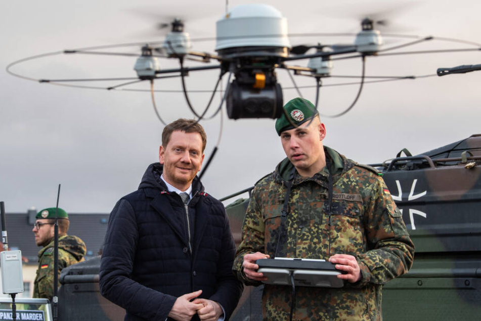 Michael Kretschmer (43, CDU) lässt sich die Bundeswehr-Aufklärungsdrohne "Mikado" erklären.