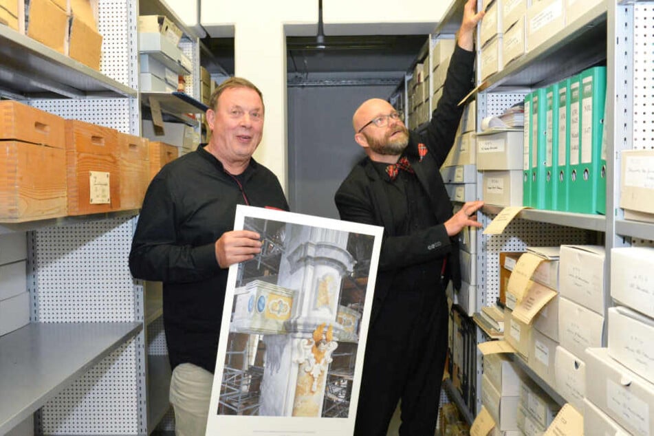 Fotografie-Professor Jörg Schöner (74, links) übergibt 37.000 Fotos an das Stadtarchiv von Direktor Thomas Kübler (53).