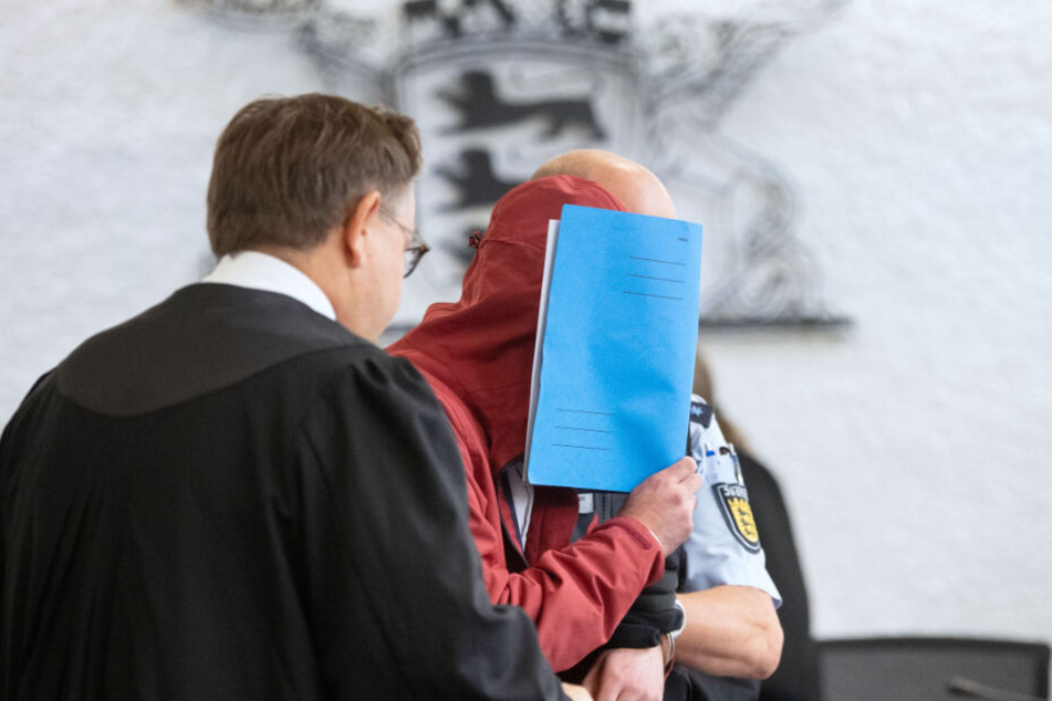 Der mittlerweile 21-Jährige aus Stuttgart ist wegen Mordes angeklagt.