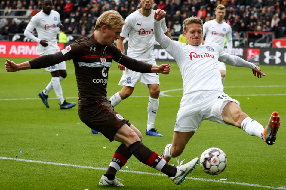 St. Paulis Mats Möller Daehli (links) und Kiels Johannes van den Bergh kämpfen um den Ball.