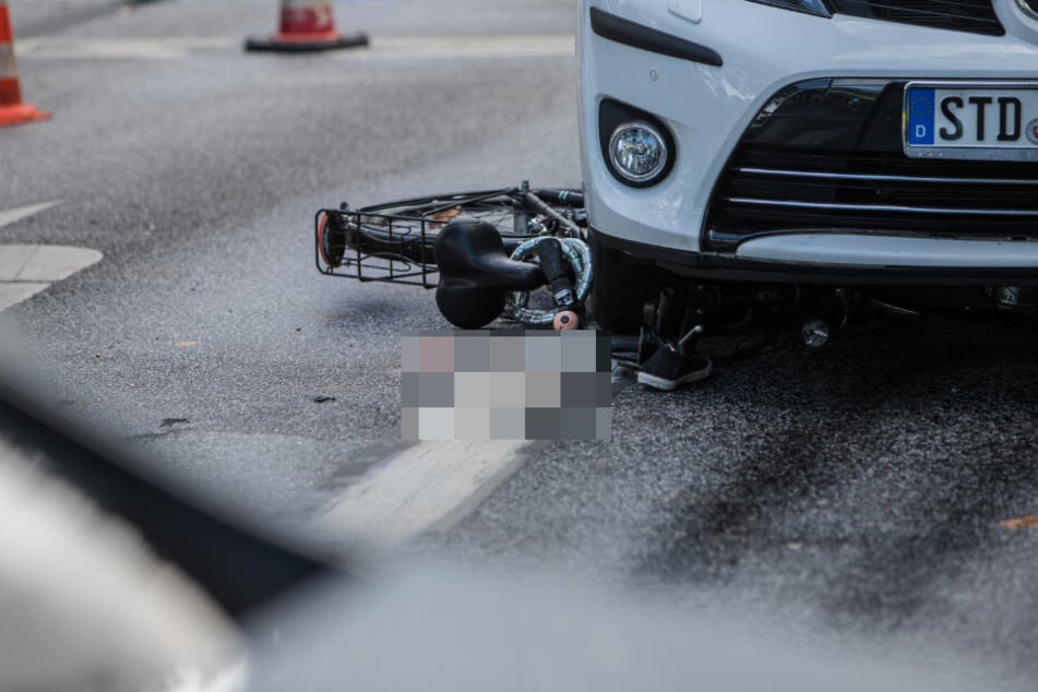Auf der Straße waren Blutspuren der Frau zu sehen. Ein Schuh der Radfahrerin lag noch unter dem Auto.