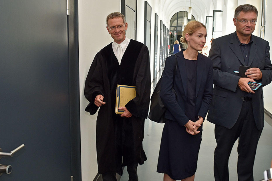 Richter Prade (l.) kurz vor der Verkündung der Entscheidung. Ganz rechts Holger Zastrow (48, FDP). 