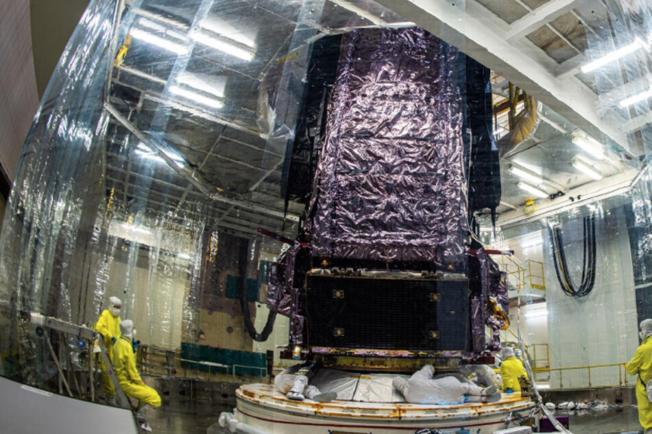 Der Satellit wurde unter höchsten Sicherheitsvorkehrungen auf die Ariane-Rakete gesetzt.