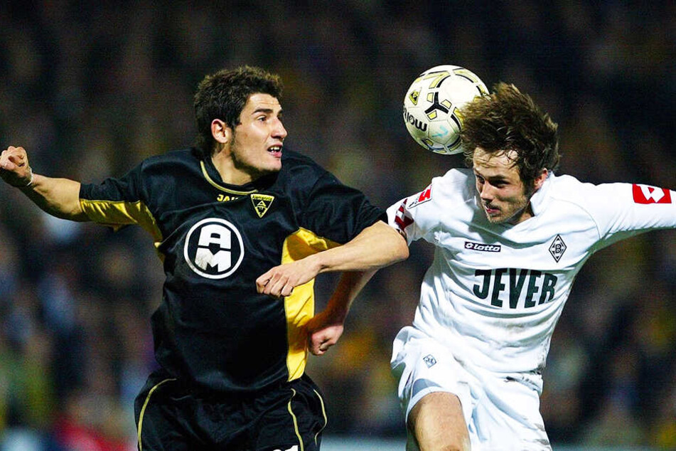 DFB-Pokal-Halbfinale 2004: Aachens Cristian Fiel (l.) im Zweikampf mit dem Gladbacher Bernd Korzynietz. Die Alemannen gewannen die Partie mit 1:0.