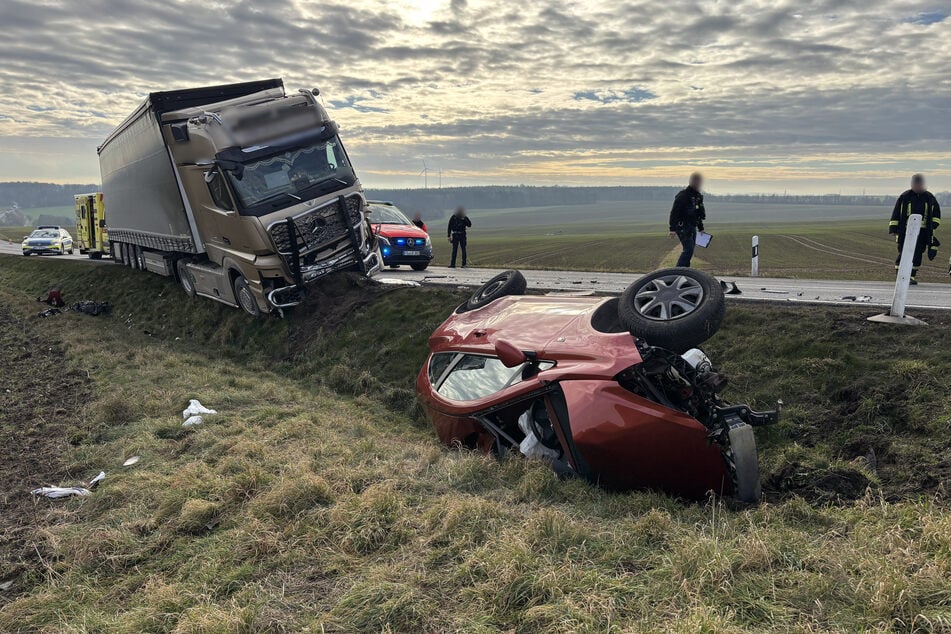 Der Opel wurde durch den Zusammenstoß von der Straße geschleudert. Die Fahrerin überlebte den Unfall nicht.