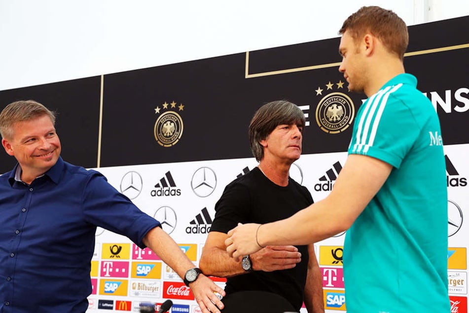 Abklatschen: Torwart Manuel Neuer (r.) und Bundestrainer Joachim Löw (m.) mit DFB-Pressesprecher Jens Grittner (l.).