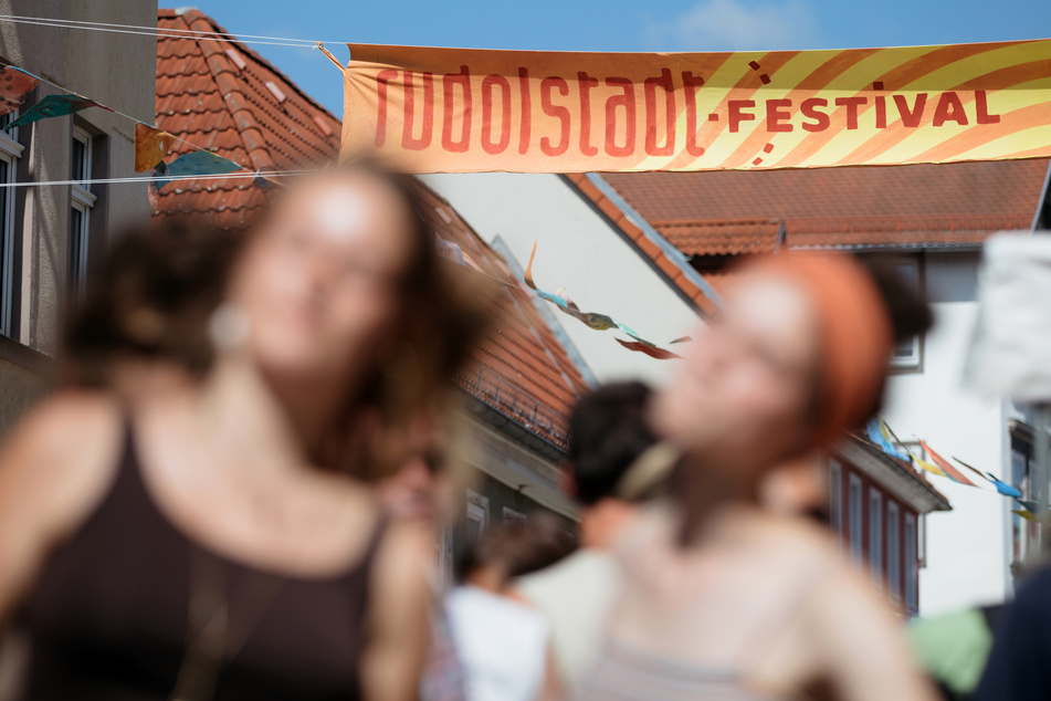 Rund 18.500 Dauerkarten wurden vor Beginn des Rudolstadt Festivals verkauft. Erste Besucherinnen und Besucher fanden sich den Angaben zufolge bereits vor dem Start am Donnerstag in der Kommune auf. (Archivbild)