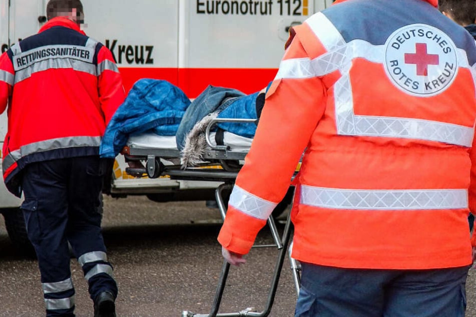 Der Fahrradfahrer kam mit lebensbedrohlichen Verletzungen in eine Klinik (Symbolbild).