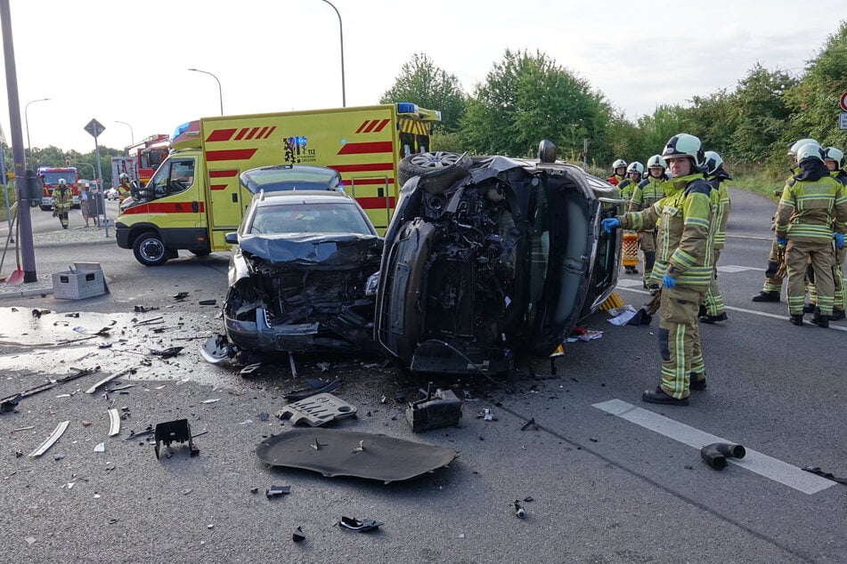 Rettungskräfte vor Ort: Zwei Autos sind an der Kreuzung Stuttgarter Straße/Altkaitz zusammengekracht.